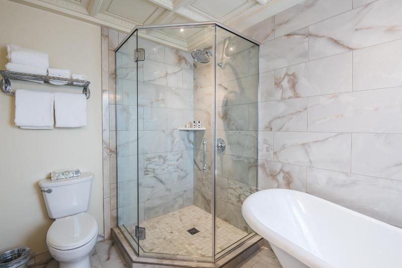 Grand Queen Room image 2