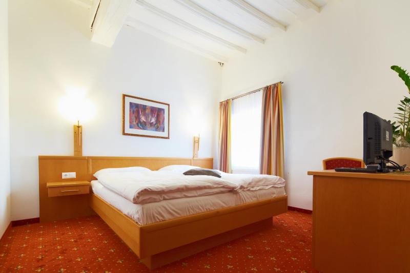 Standard Double Room image 4