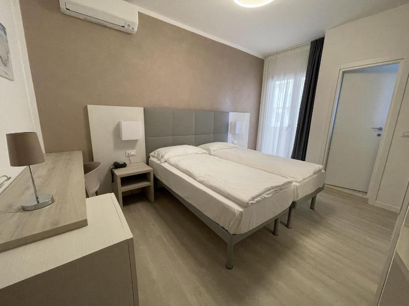 Superior Twin Room image 4