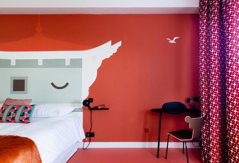 Double Room with Balcony image 2