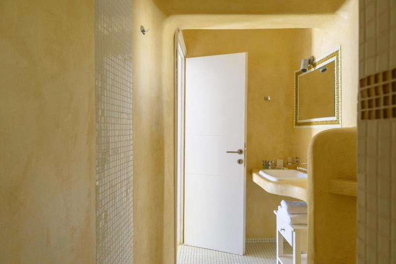 Abyssanto Suite with Private Outdoor Hot Tub (Caldera Sea & Sunset View) image 3