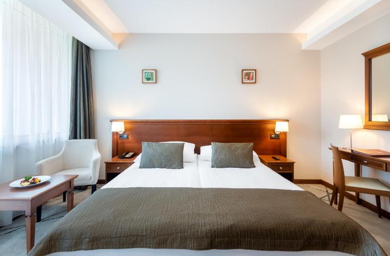 Superior Double Room with Balcony image 2