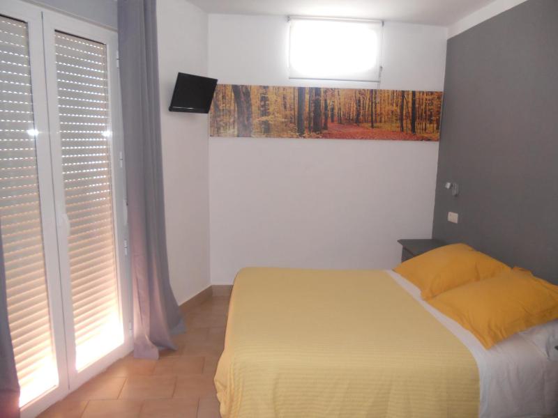 Queen Room with Balcony image 3