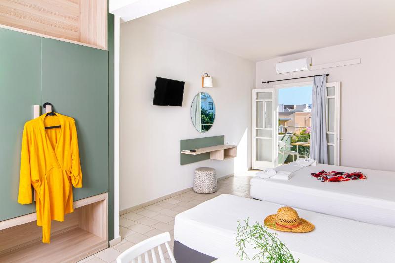 Triple Room with Balcony image 2