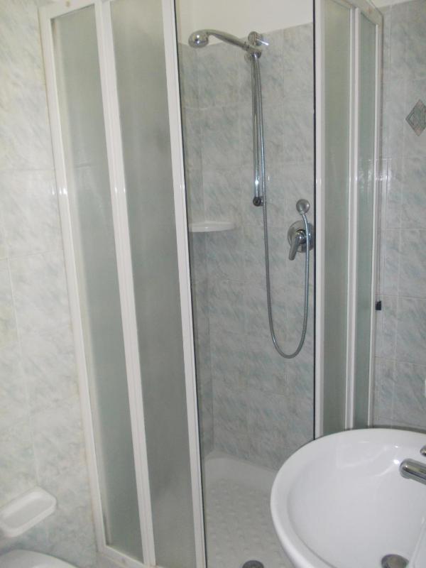 Twin Room with Private Bathroom image 4