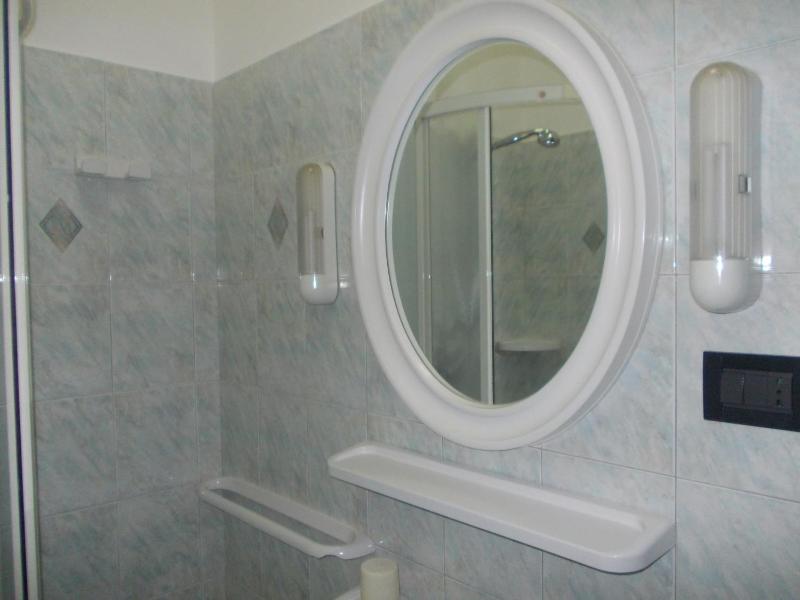 Twin Room with Private Bathroom image 2