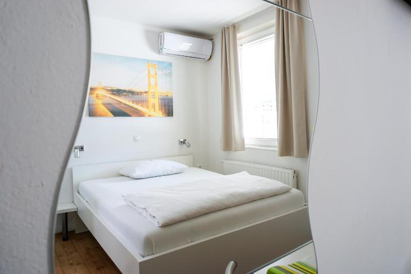 Single Room image 3