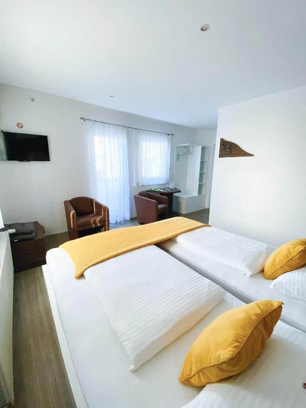 Twin Room image 4