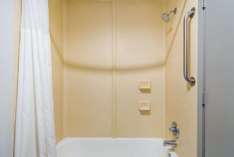 Queen Room with Two Queen Beds - Non-Smoking image 2