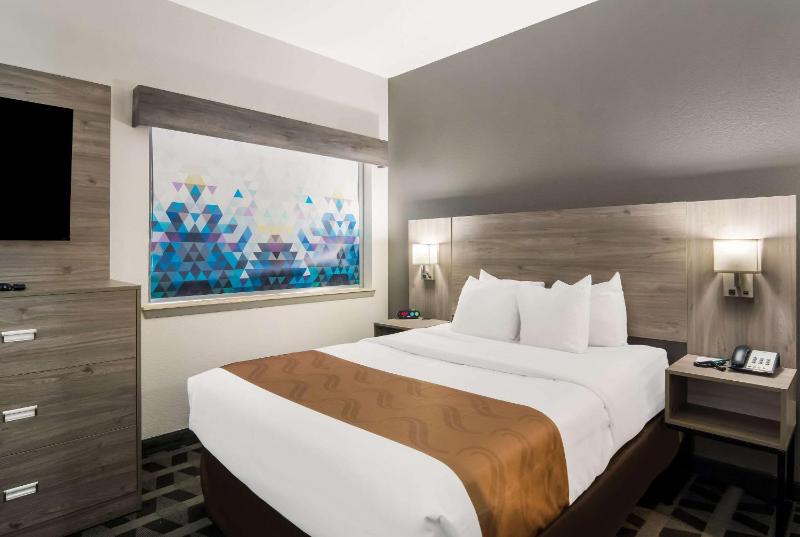 Queen Room with Two Queen Beds - Non-Smoking image 3