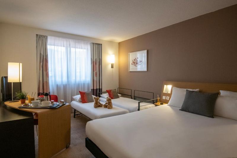 Classic  Family Room with Double Bed and Two Single Beds image 4