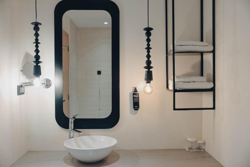 Standard Design Twin Room image 2
