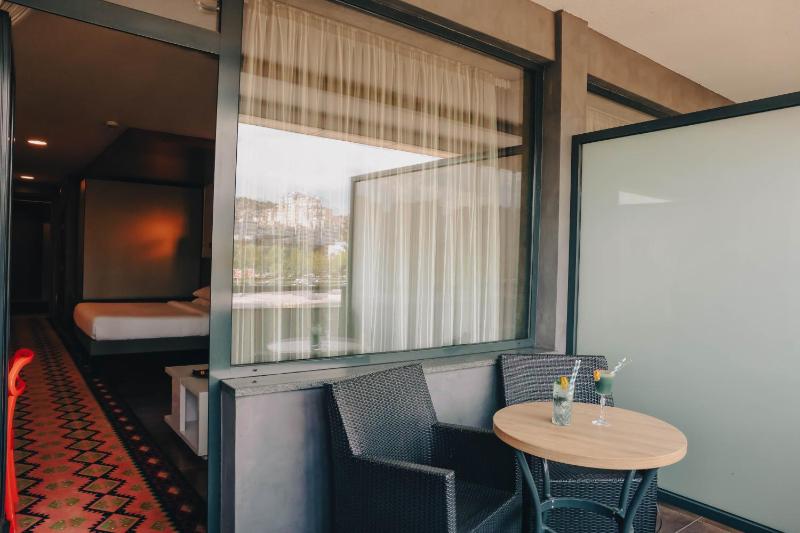 Executive Double Room with Balcony image 3
