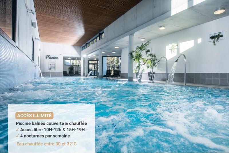 Double Room with Pool Access image 4