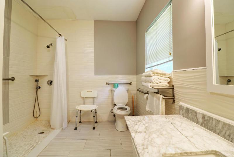 Queen Room with Two Queen Beds - Disability Access image 3