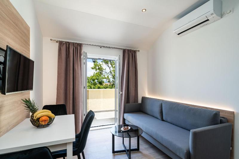 Two-Bedroom Apartment with Sea View and Balcony image 4