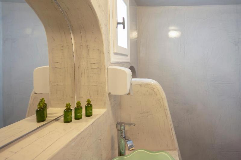Studio with Hot Tub (3 Adults) image 4