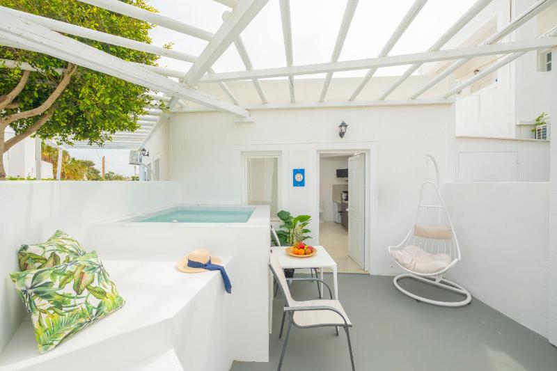 Studio with Hot Tub (3 Adults) image 2