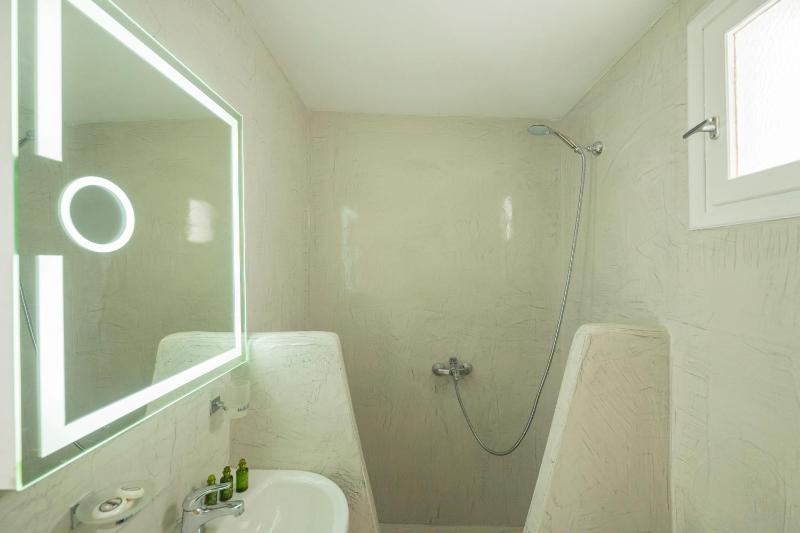 Studio with Hot Tub (3 Adults) image 3