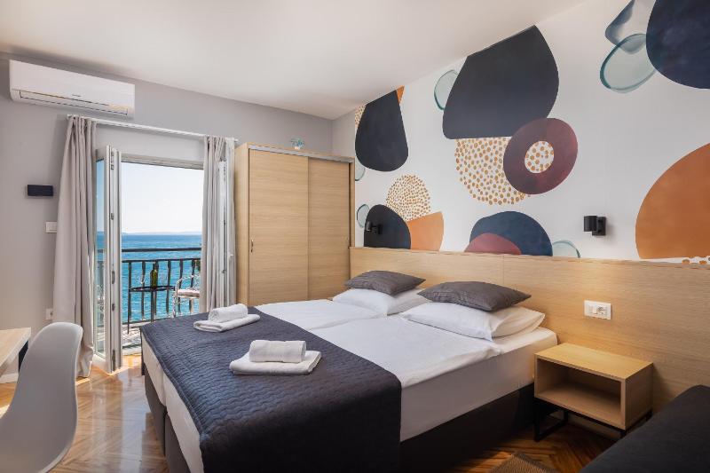 Double Room with Balcony and Sea View image 3