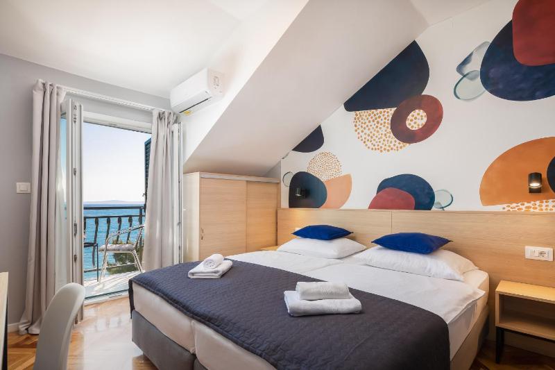 Double Room with Balcony and Sea View image 4