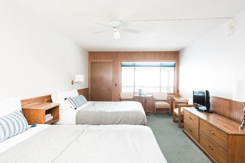 Quadruple Room with Private Bathroom image 4