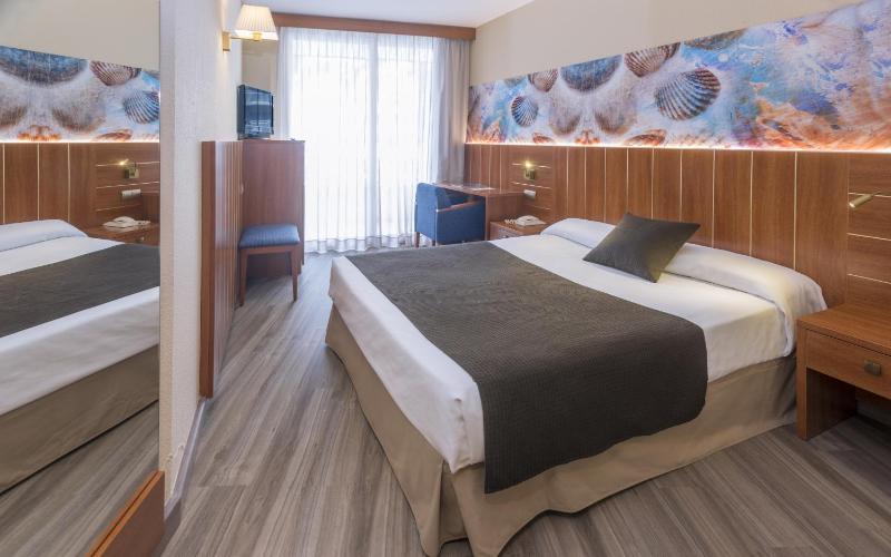 Double or Twin Room with Balcony image 3