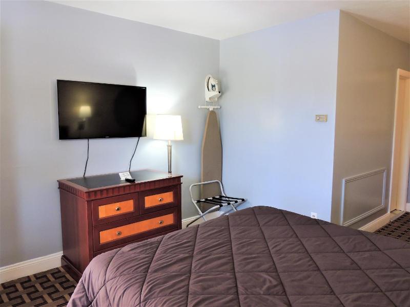 Queen Room - Non-Smoking image 3