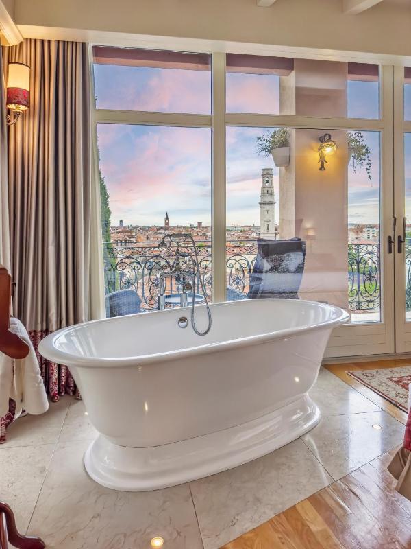 Queen Room with Balcony image 2