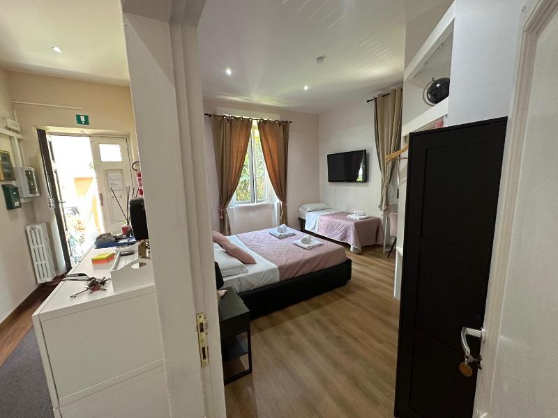 Double Room with Extra Bed (3 Adults) image 4