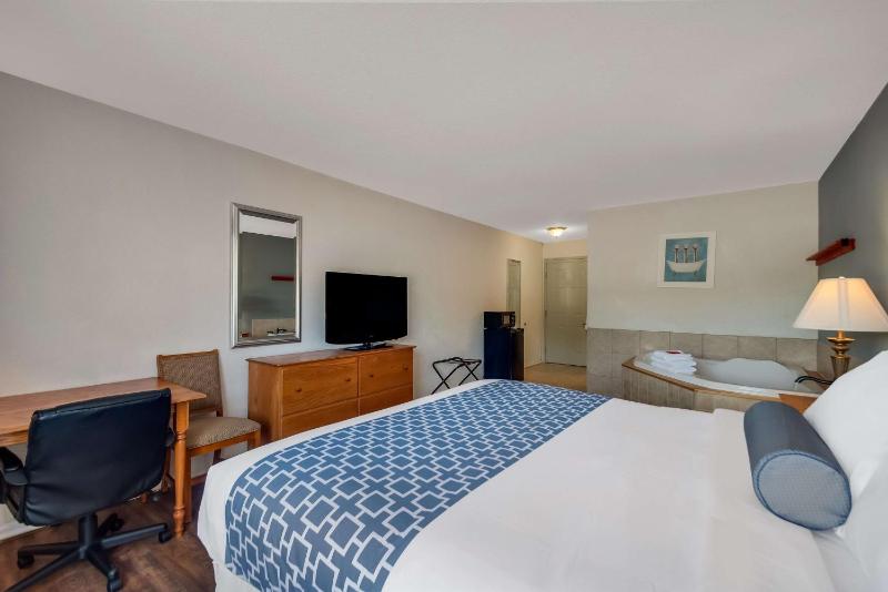 King Suite with Spa Tub image 2