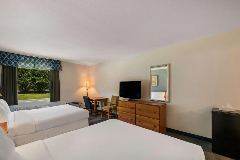 Queen Room with Two Queen Beds - Disability Access image 2