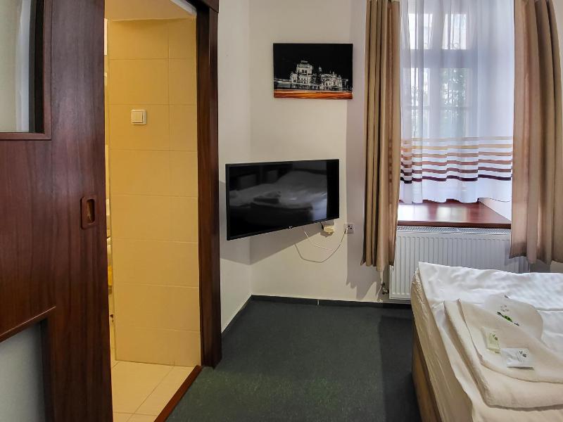 Standard Double Room image 3