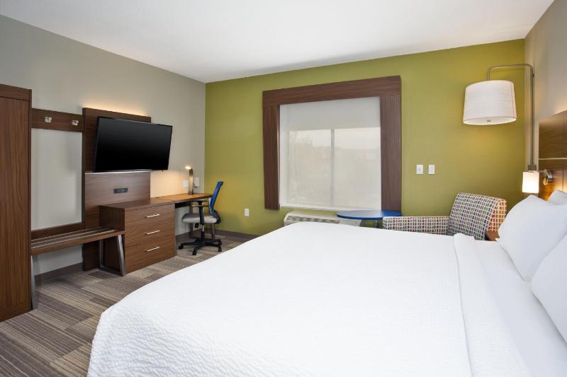 Standard King Room image 2