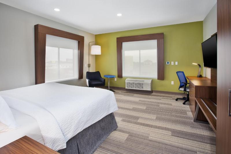 Standard King Room with Extra Space image 2