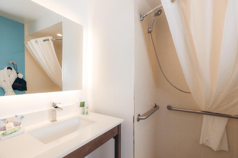 Standard Room, 1 King Bed, Accessible, Non-Smoking image 3