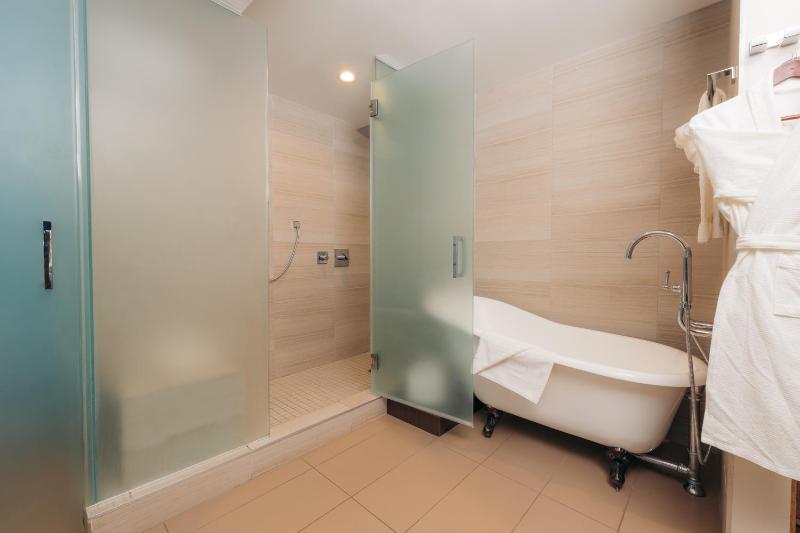 Suite, 1 King Bed, Soaking Tub, Non-Smoking image 4