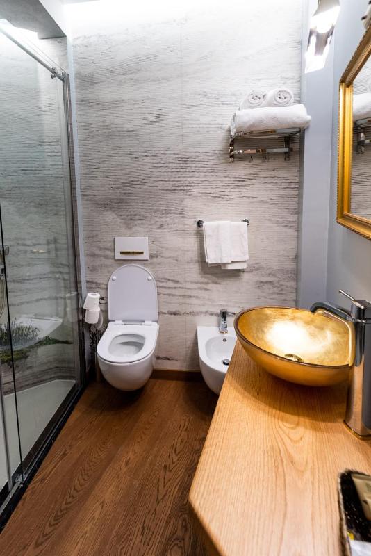 Queen Cattleya Suite - image 9