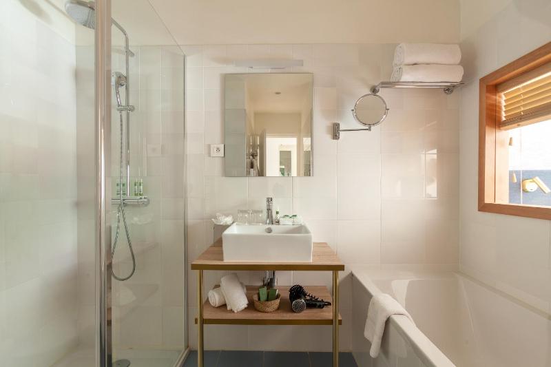 Deluxe Double Room image 3