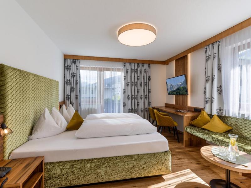 Deluxe Double Room with Balcony image 1