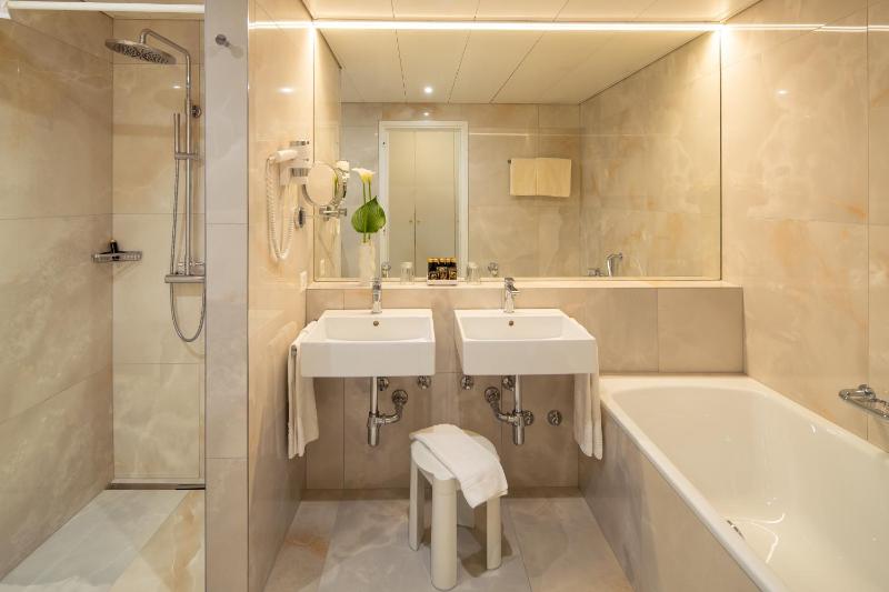Superior Double Room with Balcony and Lake View image 2