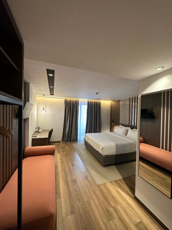 Double Room with Balcony and Sea View image 3
