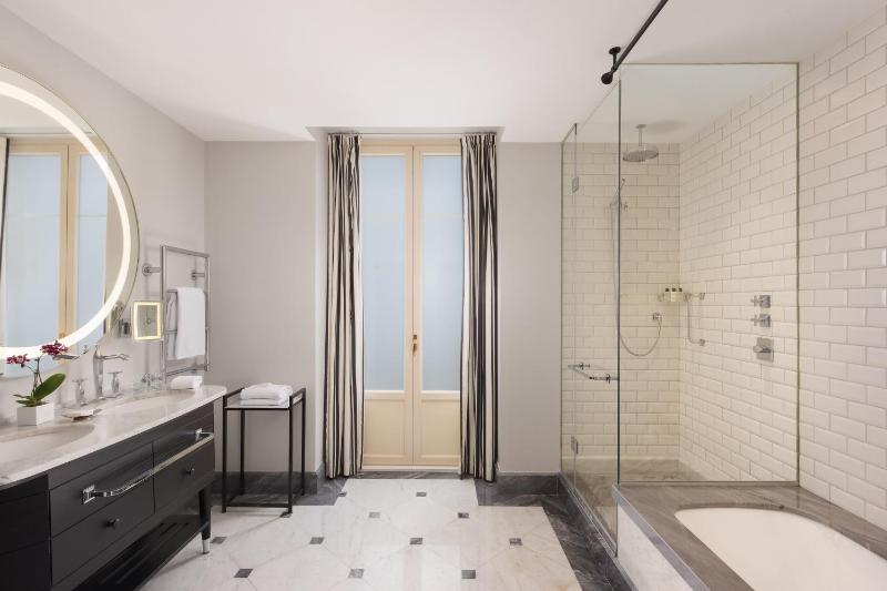 Junior, 1 Bedroom Suite, 1 King, River view image 4