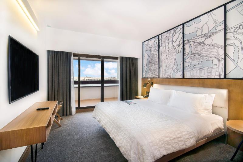 Deluxe Room Sea View, Guest room, 1 King, Balcony image 3