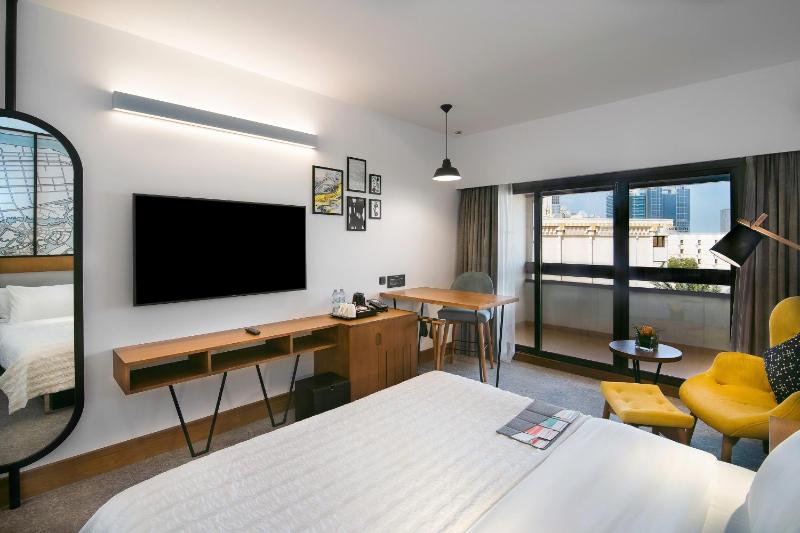 Club Room King Resort View with Club Lounge Access image 1