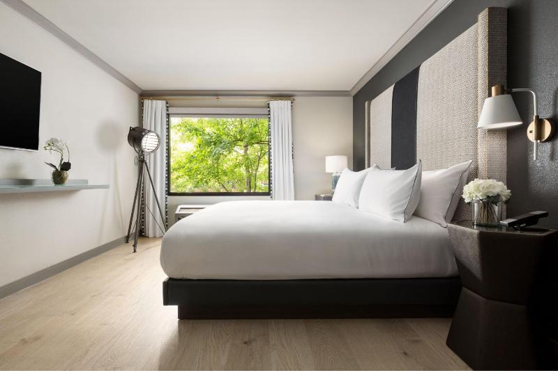 Standard King Room image 3