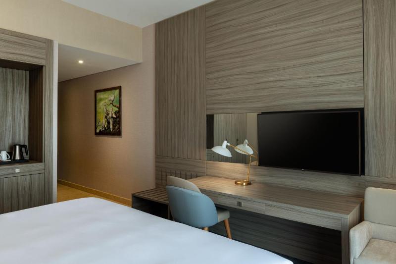 Standard King Bed, (Comp. Shuttle to DMCC Metro, Marina Mall & JBR, 20% off on F&B outlet) image 3