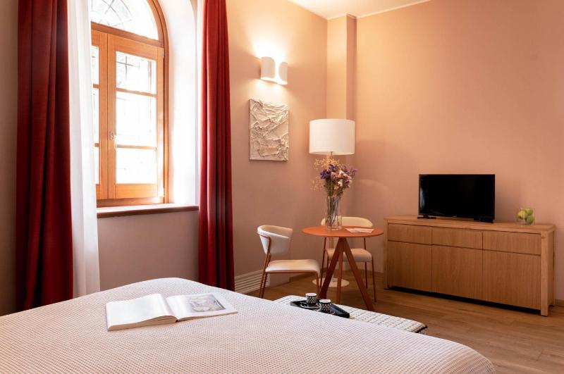 Superior King Room image 3
