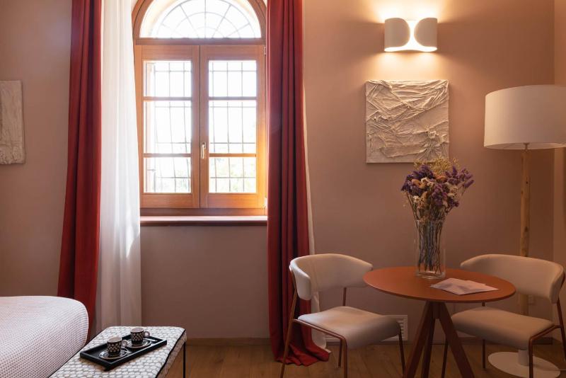 Superior King Room image 4