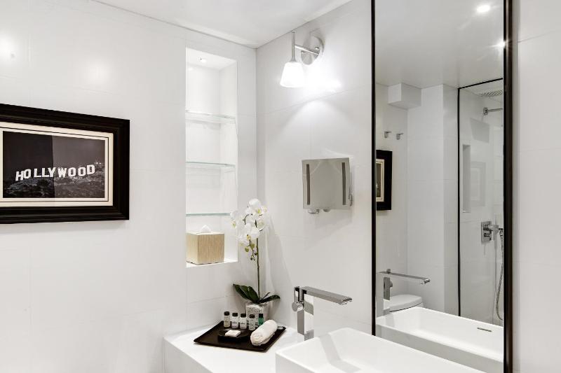 Guest Room, 1 King image 3